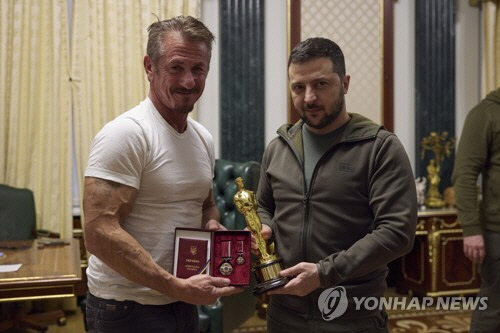 작년 11월 젤렌스키 우크라이나 대통령을 만나 자신의 오스카 트로피를 전달하는 할리우드 배우 숀 펜. [EPA=연합뉴스]